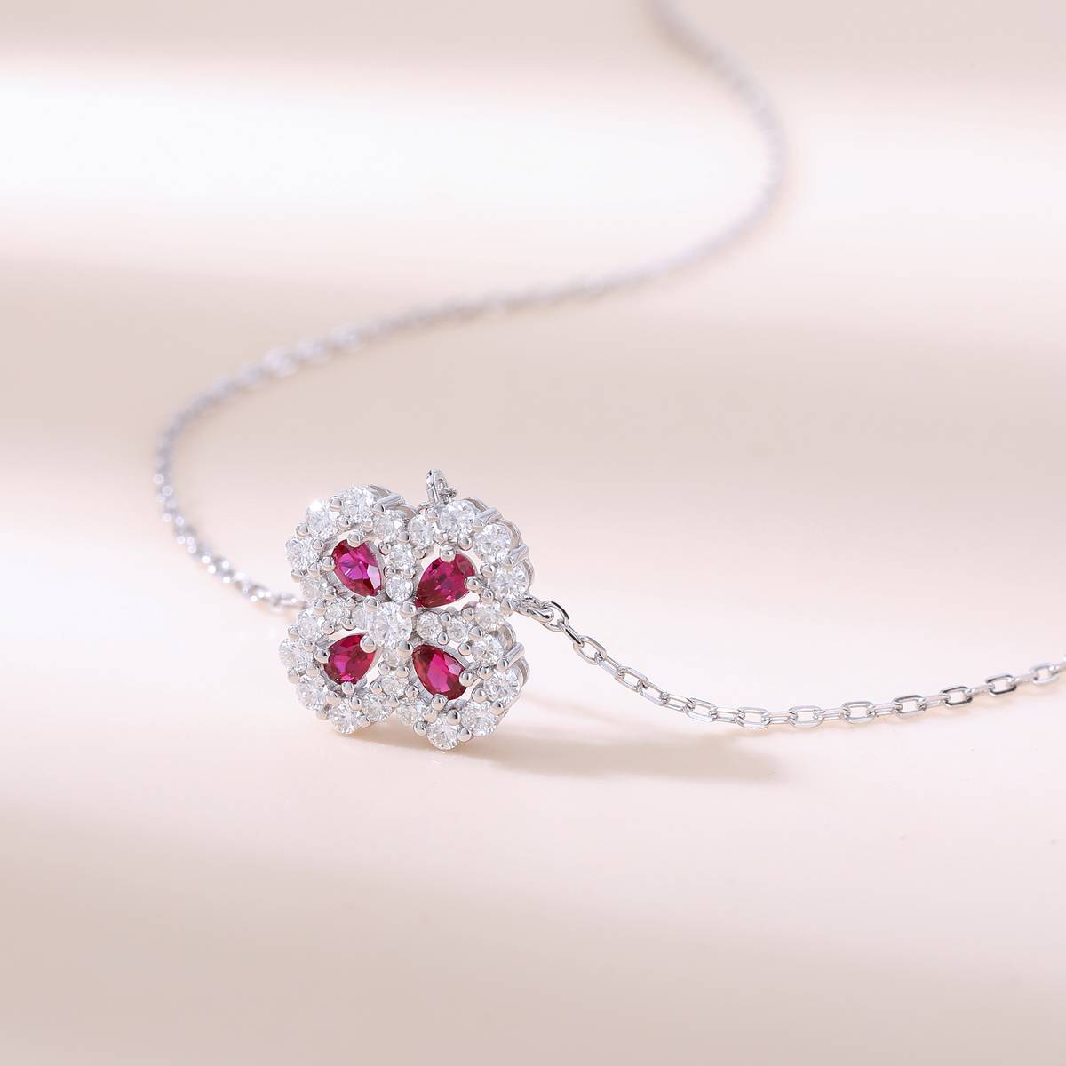 LCB5201款S925银镀18K白金培育红宝四叶草莫桑钻项链/ 彩宝1.2ct